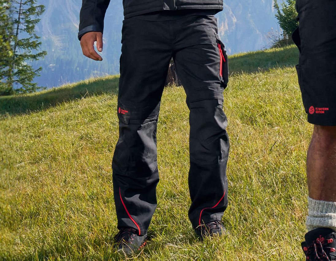 Hosen: FCB Work Trousers + black/straussred 1