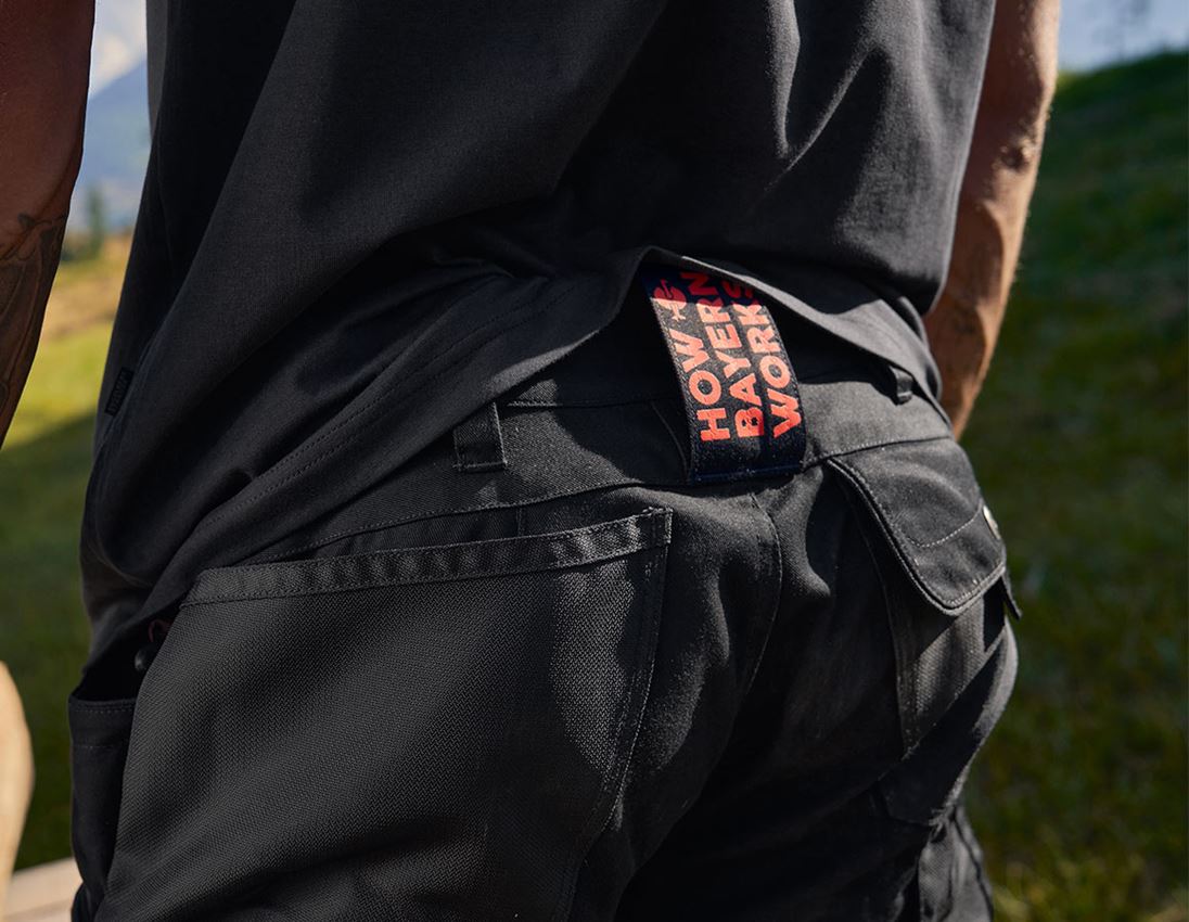 Hosen: FCB Work Trousers + black/straussred 3