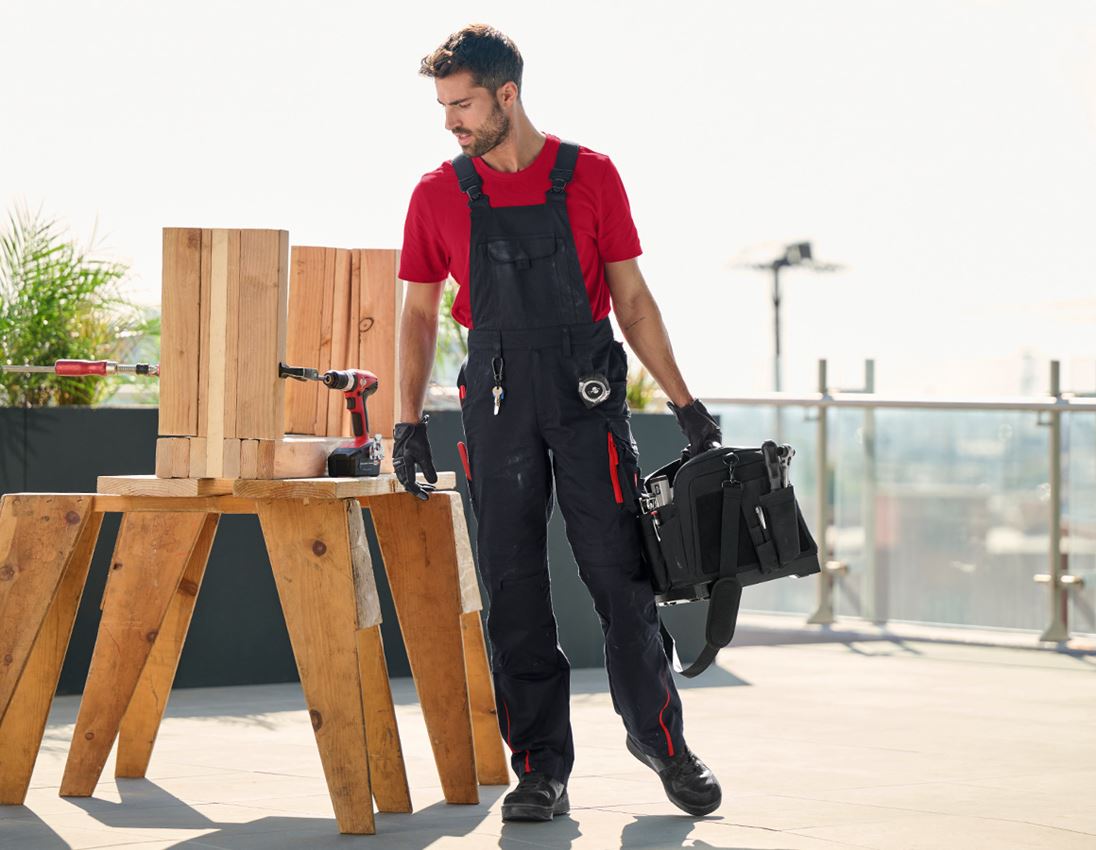 Hosen: Latzhose e.s.motion DIY + schwarz/straussrot