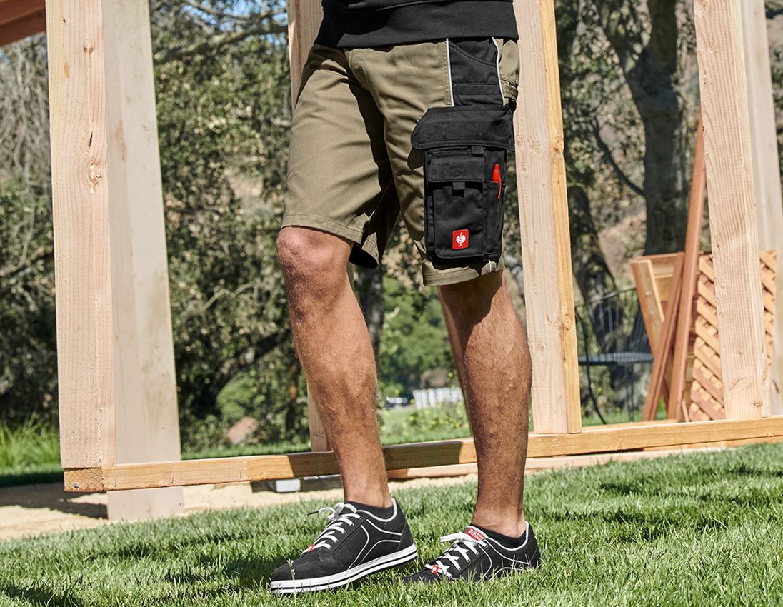 Themen: Short e.s.active + khaki/schwarz