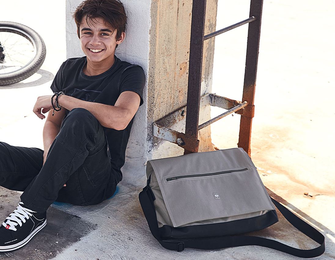Bekleidung: Messenger Bag e.s.motion ten Geschenk-Set + granit