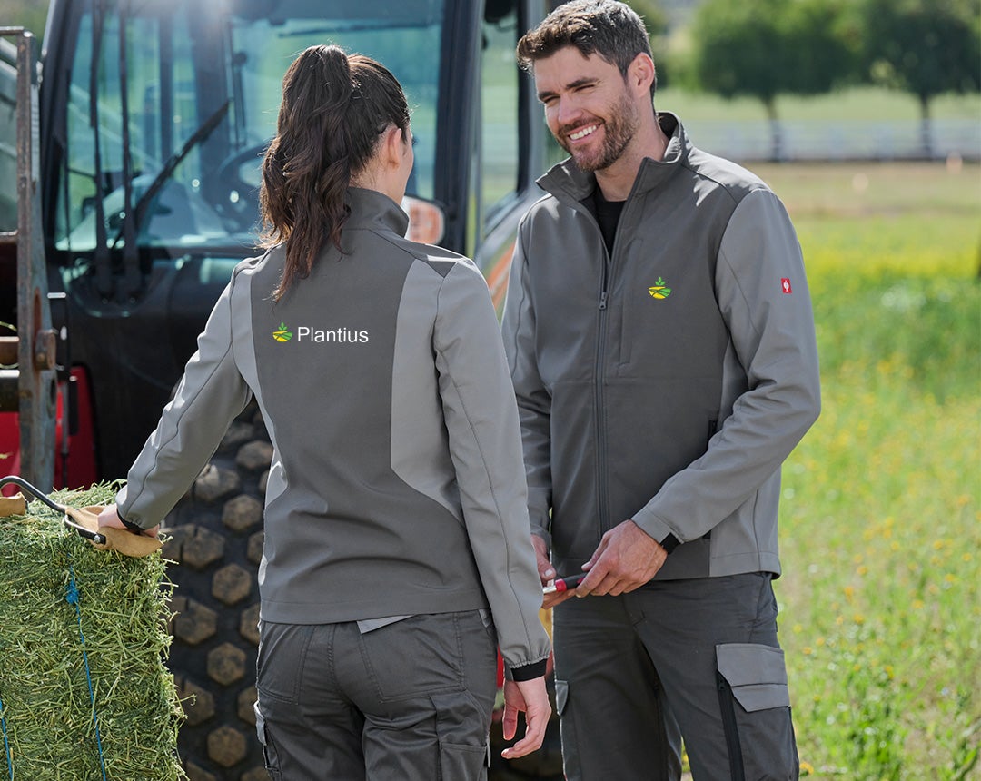 Mann und Frau tragen Softshelljacke e.s.trail pure in carbongrau / basaltgrau
