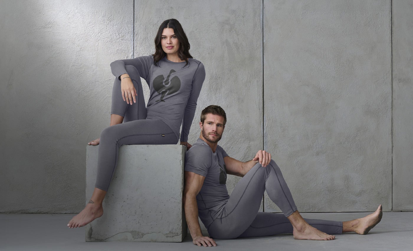 Mann und Frau mit e.s. Long Pants Merino und e.s. Longsleeve Merino in zement/graphit
