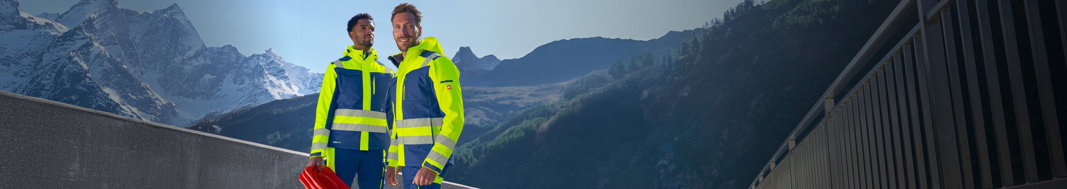 Zwei Herren tragen Warnschutzkleidung e.s.motion 24/7