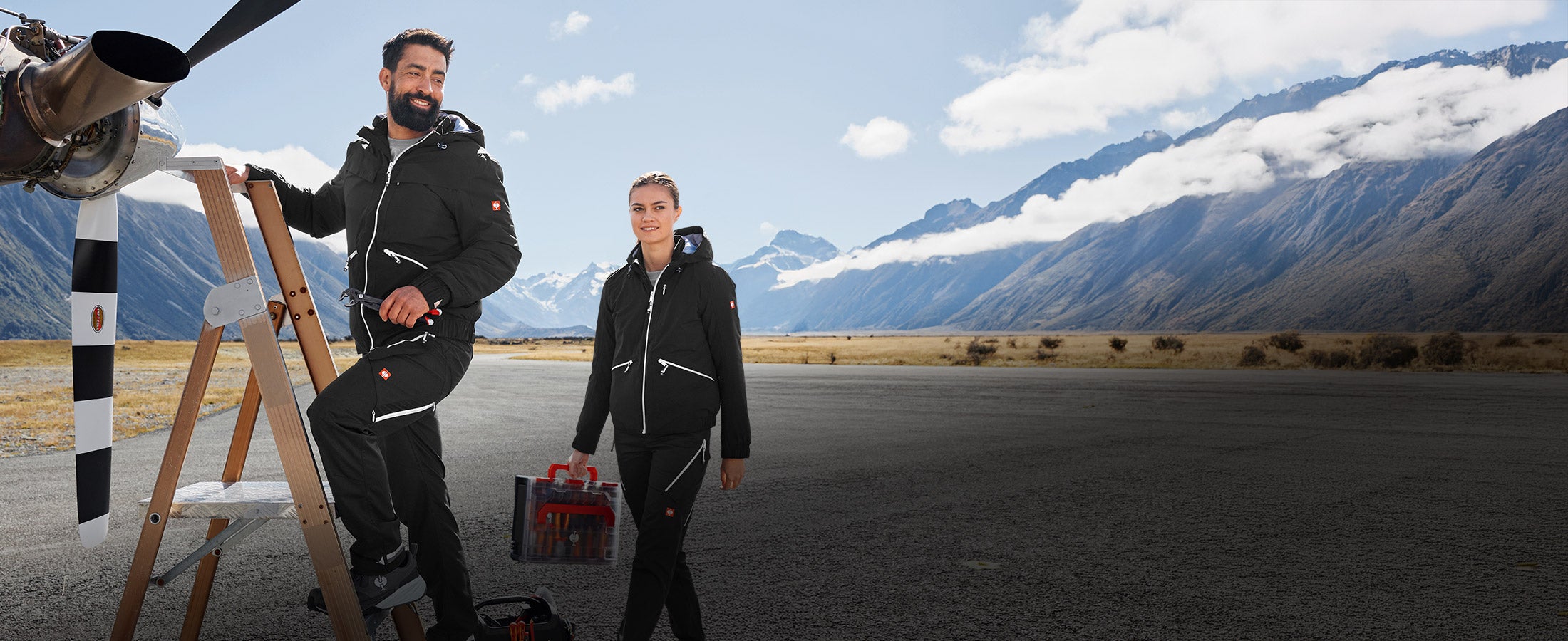 Herr und Dame tragen die e.s.ambition Kollektion in schwarz/platin