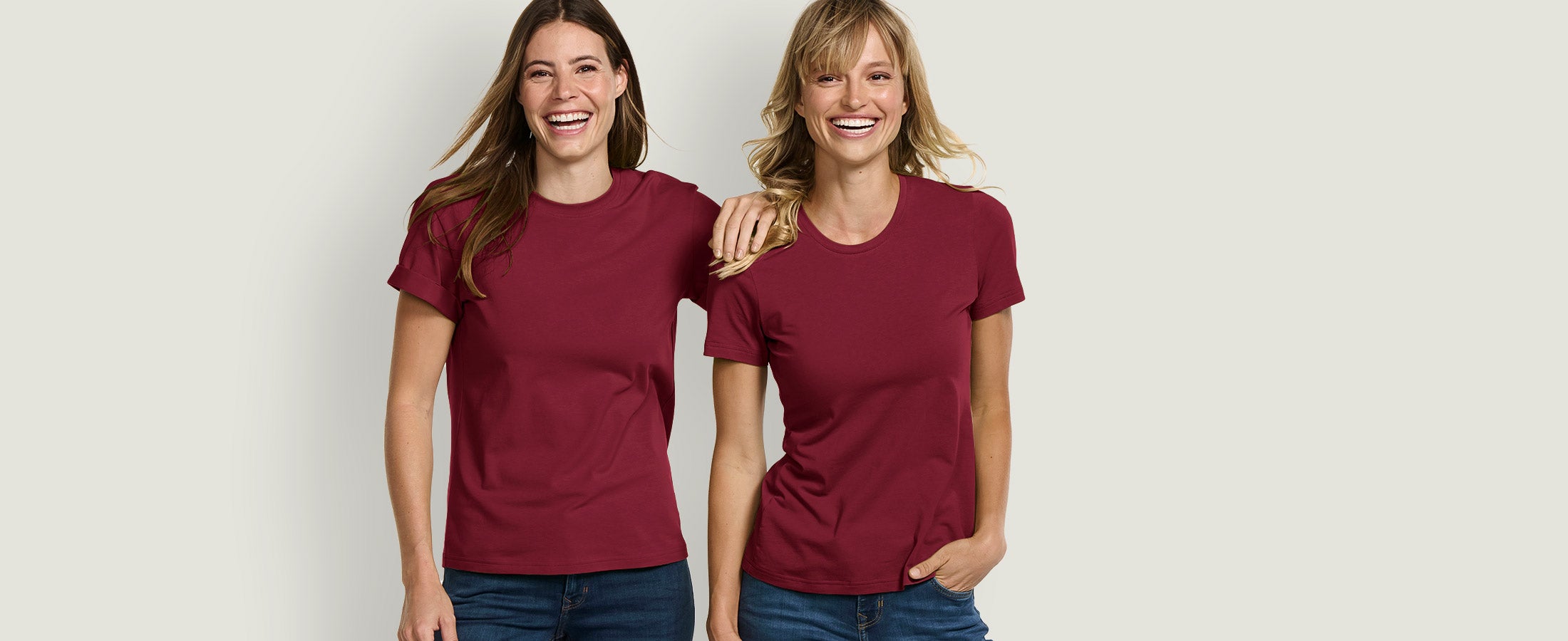 Damen Models tragen die neuen Basics in der Farbe bordeaux.