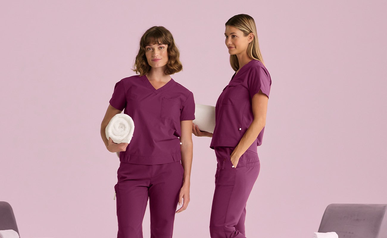 Die zwei neuen bequemen Pocket Shirts und Hosen in rotviolett.