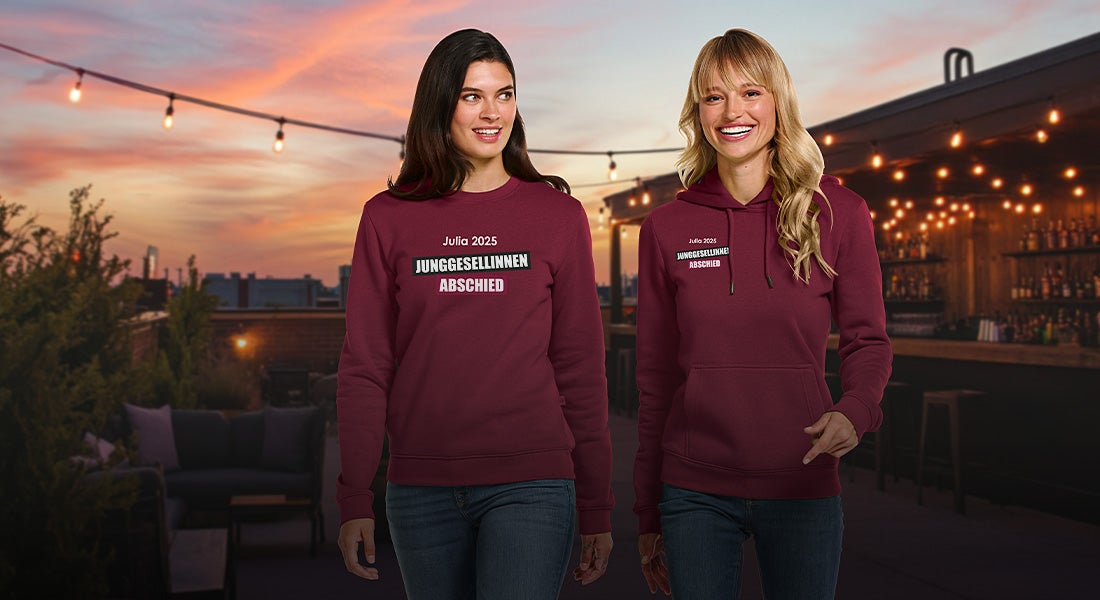 Zwei Damen in e.s.basics Pullovern mit dem Aufdruck „Junggesellinnenabschied“ am Abend