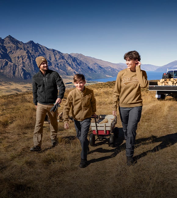 Frau, Mann und Junge in der neuen e:pic Kleidung
