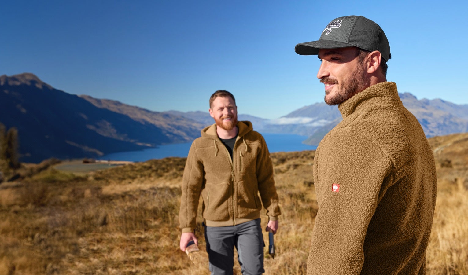 2 Männer tragen die neuen e.s.e:pic Artikel, wie Jacke und Cap