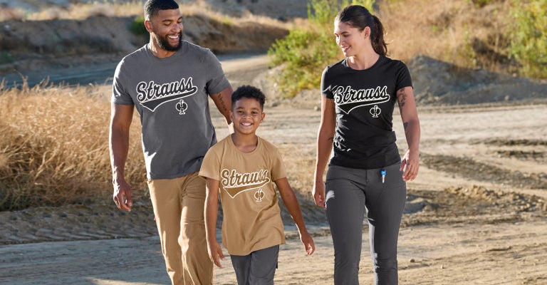 Le père, la mère et le fils portent des t-shirts e.s.e:pic de différentes couleurs