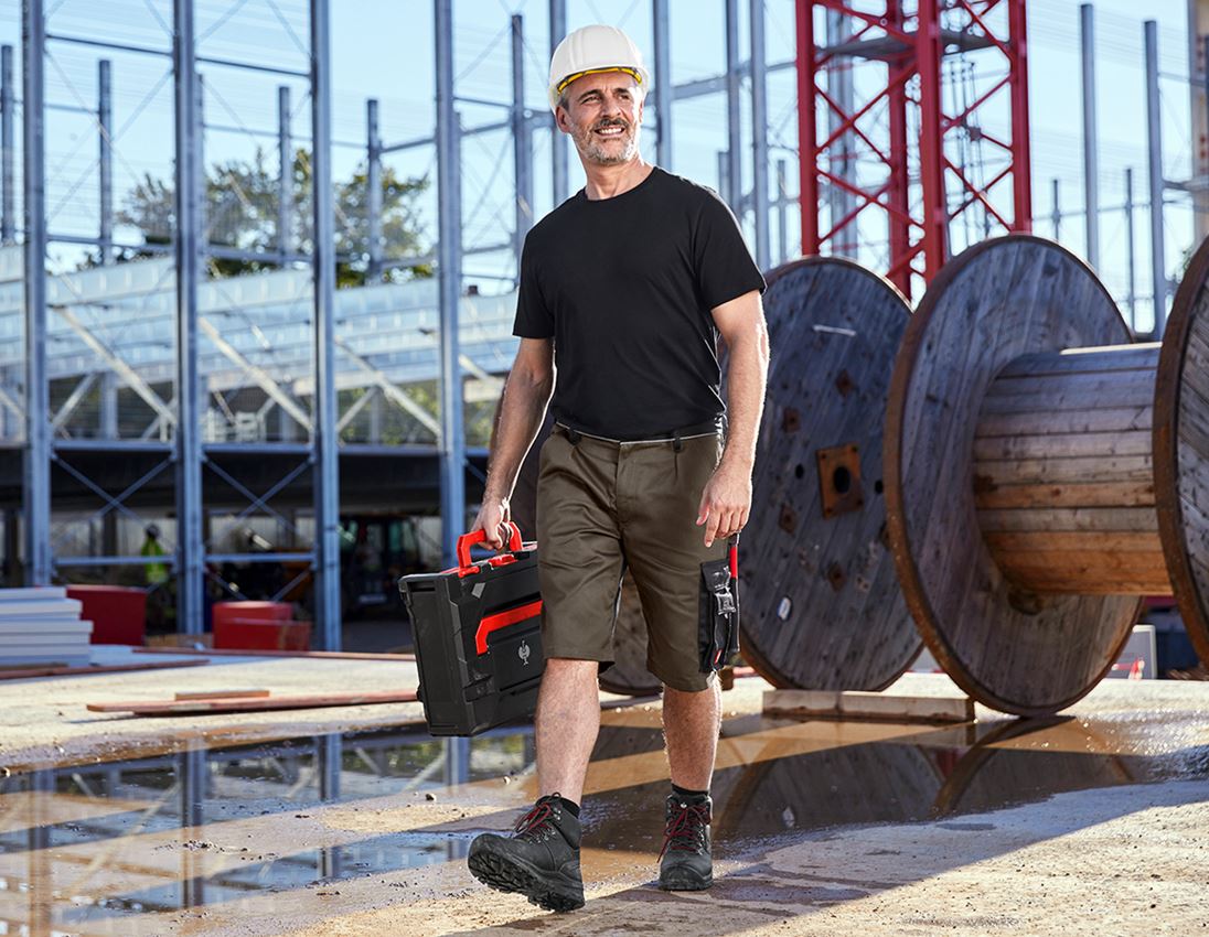 Themen: Short e.s.image + oliv/schwarz 2