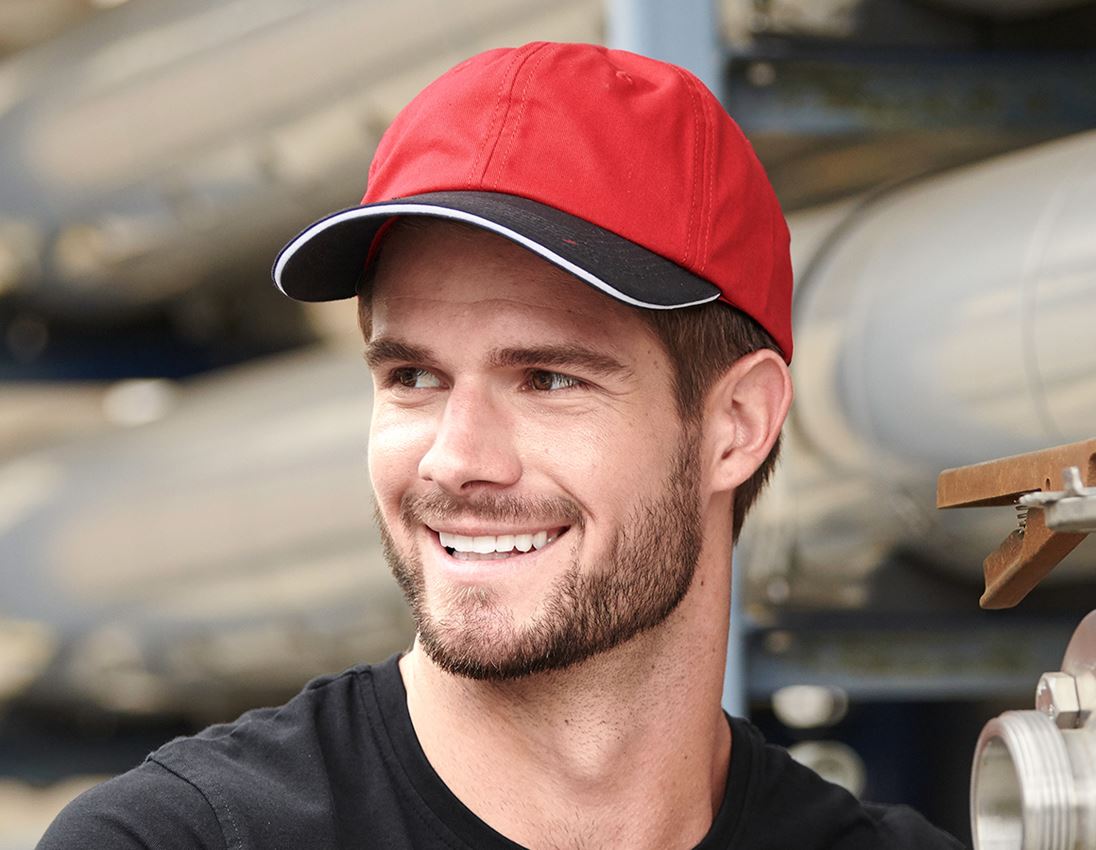 Accessoires: e.s. Cap color + rood/zwart