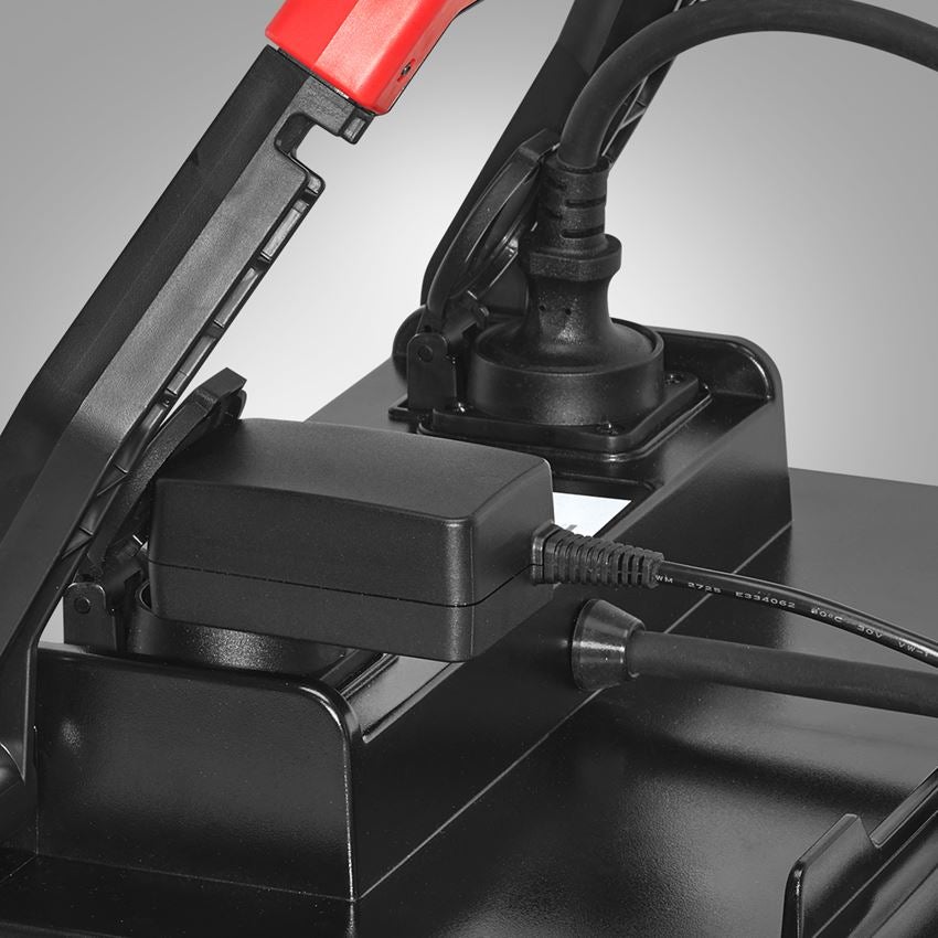 Lampen | Leuchten: LED-Bau-Arbeitsstrahler mit Steckdose 2