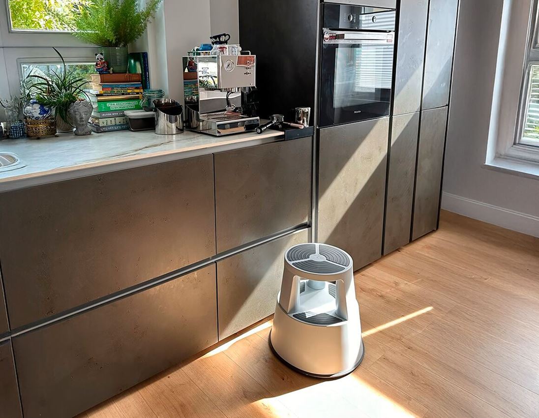 Stoelen: rolkrukken + lichtgrijs