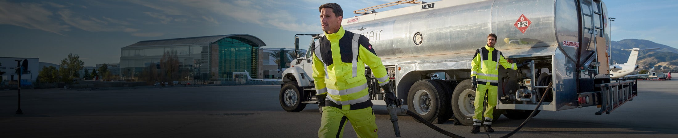 Twee heren dragen multinorm high-vis veiligheidskleding 