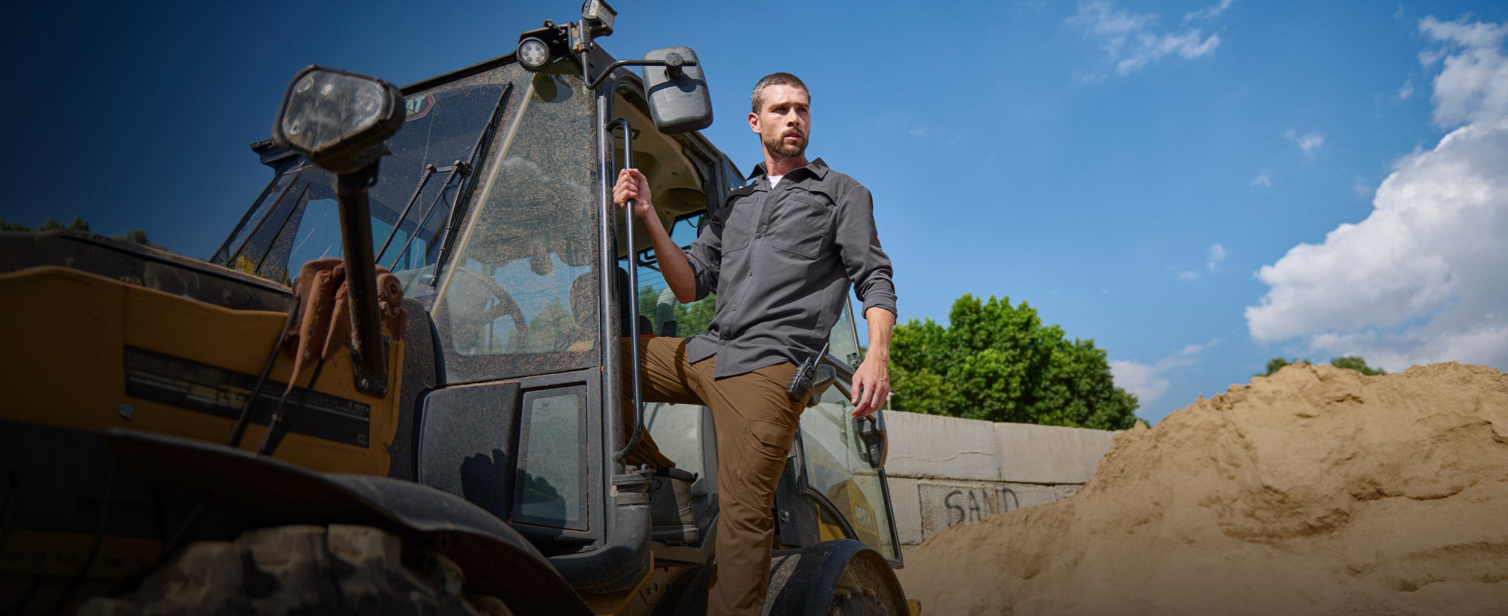 Vakman draagt de nieuwe collectie e.s.t:aktik.