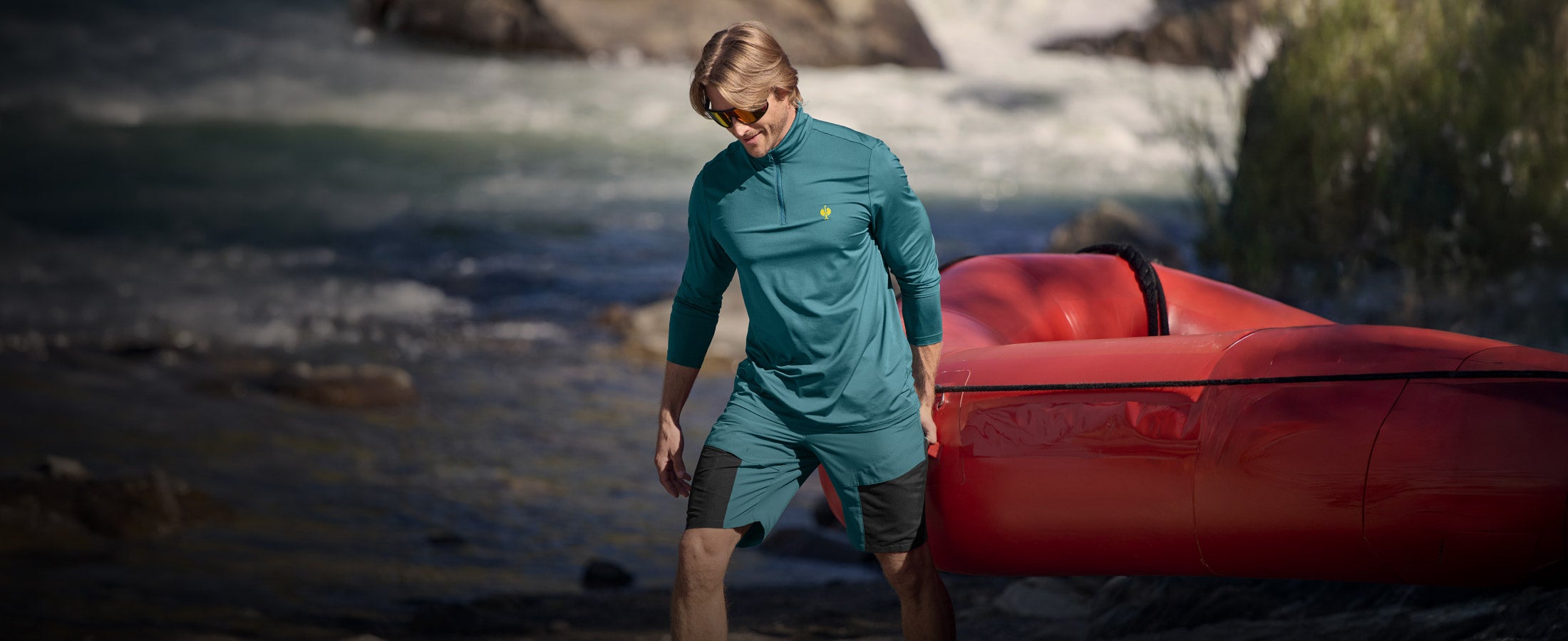 Man draagt nieuwe functionele zomerkleding uit de e.s.trail-collectie in smaragdgroen