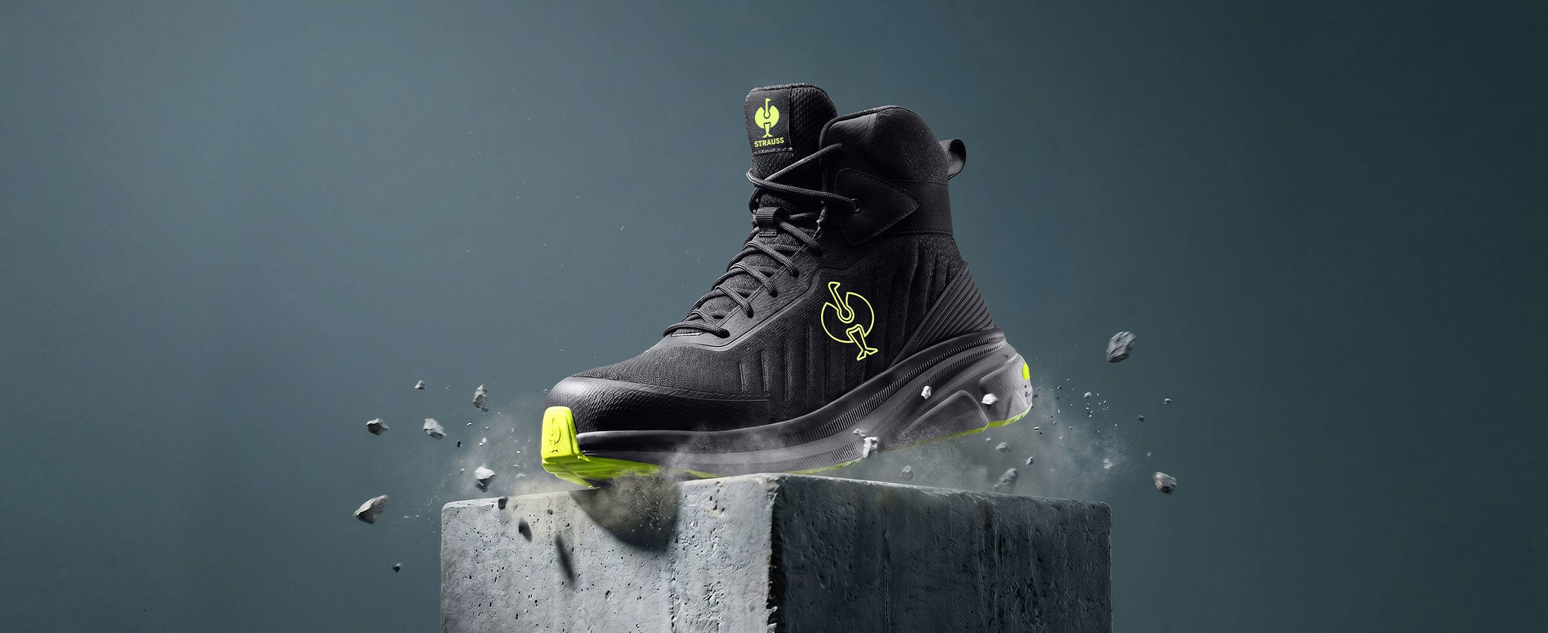 Schwarzer hoher Schuh mit gelben Details auf einem Betonblock.