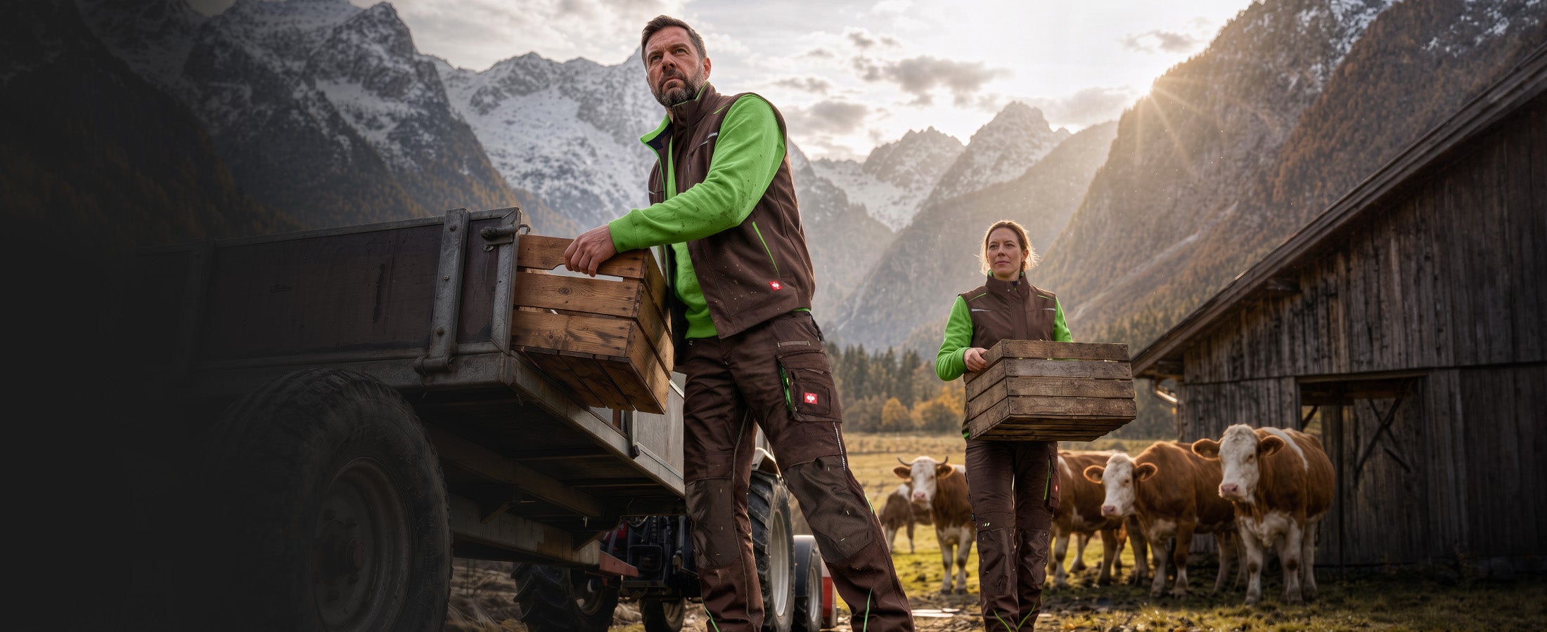 Door AI gegenereerd / bewerkt: Een man en een vrouw in de e.s.motion2020-collectie werken met houten kisten op een bergboerderij naast runderen.