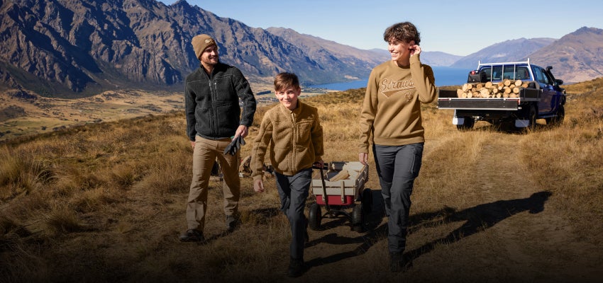Femme, homme et jeune avec les nouveaux vêtements e:pic