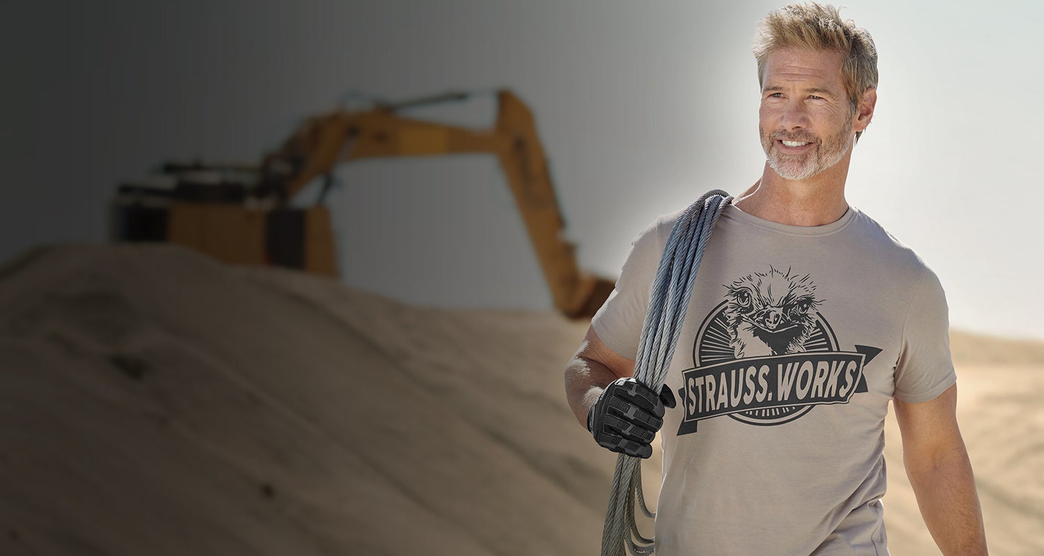 Un homme porte un t-shirt à imprimé Strauss en gris dauphin