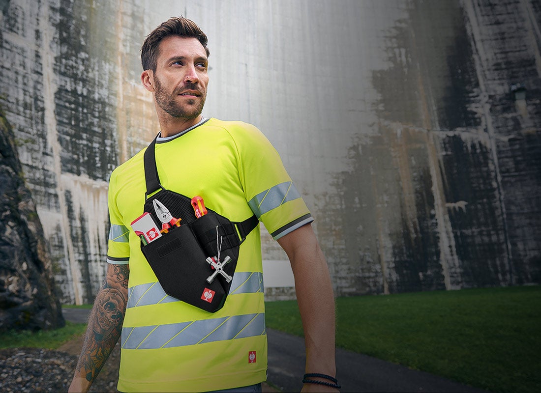 Man draagt gereedschaps-schoudertas e.s.ambition
