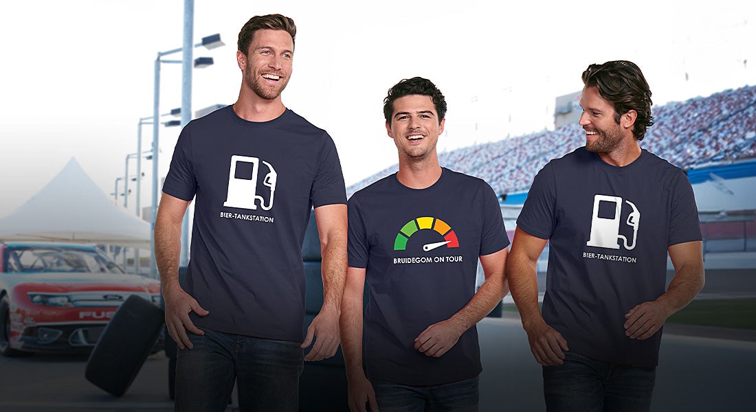 Drie mannen in e.s.basics-shirts met de opdruk “Bierstation” bij een pomp en “Bruidegom on Tour” met een snelheidsmeter