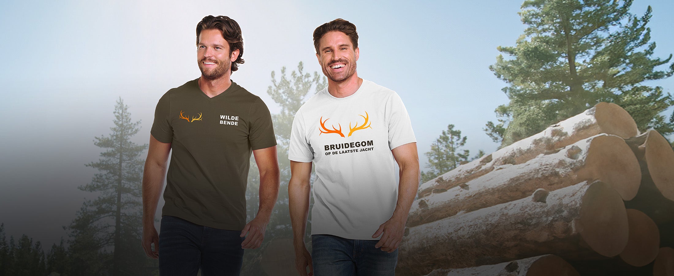 Twee heren in e.s.basics-shirts met de opdrukken ‘Wilde Bende’ en ‘Bruidegom - op de laatste jacht’ in het bos