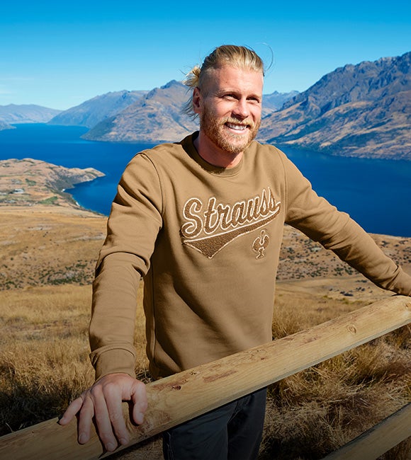 Man in de nieuwe e:pic kleding
