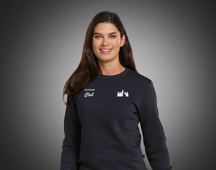 Frau trägt schwarzen Pullover von Strauss.