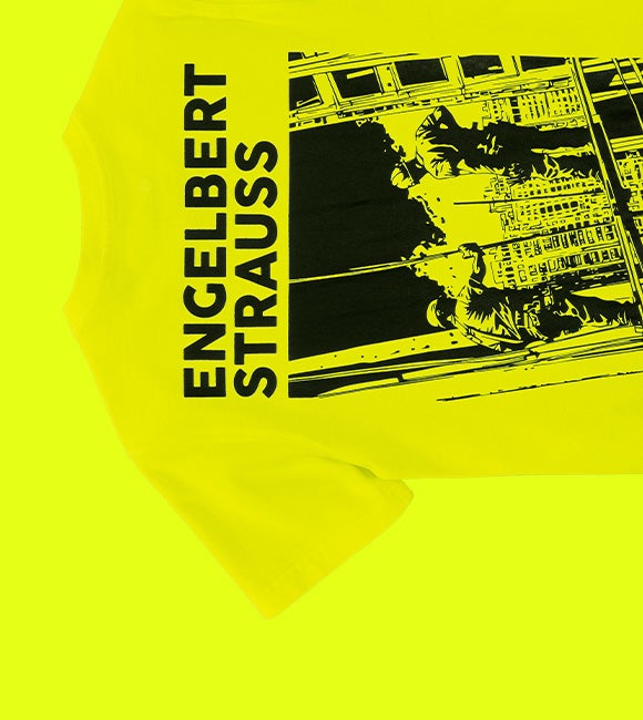 Casual foto van neongeel vintage shirt.  Op de achterkant staat een coole print met het opschrift engelbert strauss.