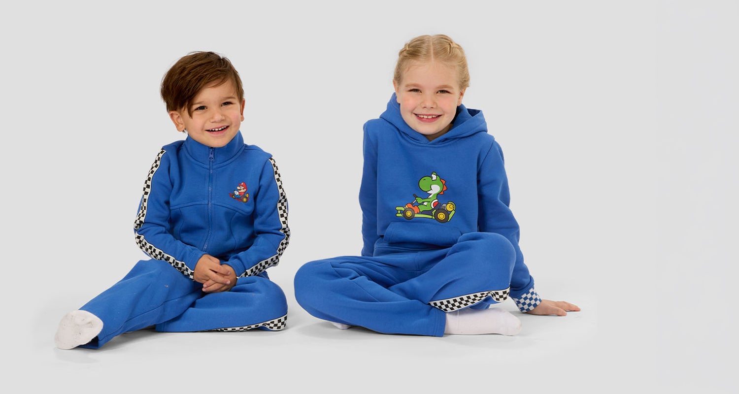 Junge und Mädchen tragen die Mario Kart Kollektion
