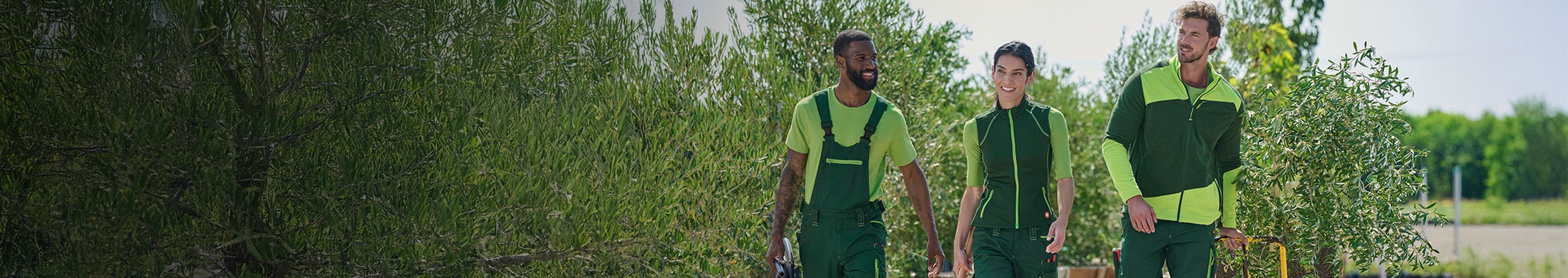 Twee mannen en één vrouw dragen de collectie e.s.motion 2020 in groen/zeegroen