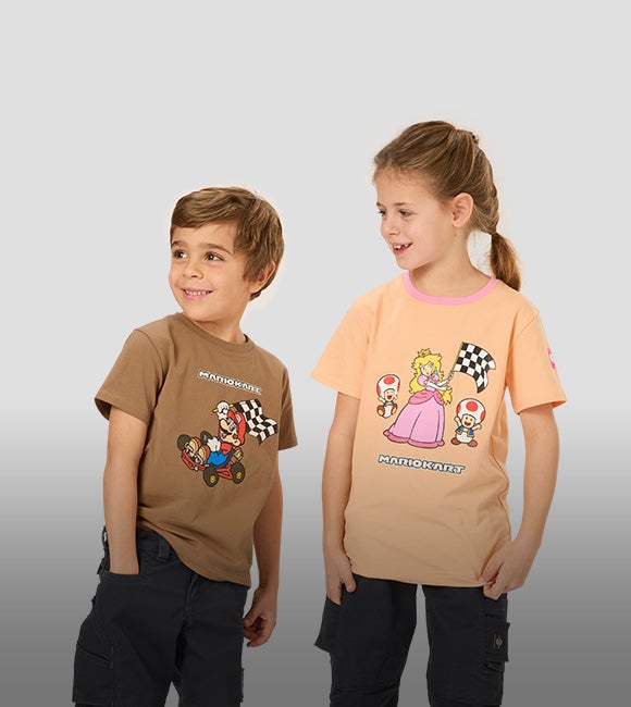 Jongens en meisjes dragen de nieuwe MarioKart-T-shirts