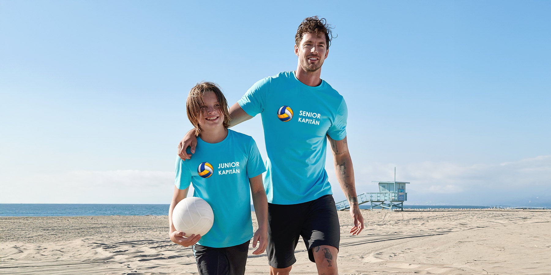 Vater und Sohn tragen personalisierte Shirts beim Volleyball