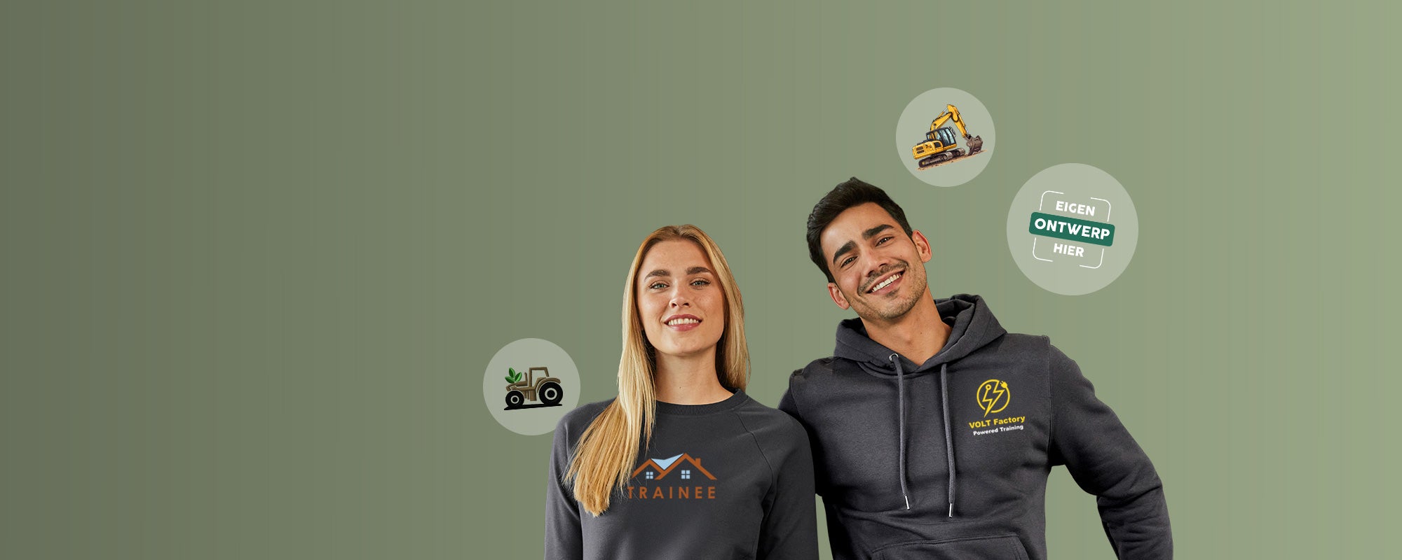  Strauss MyDesign – customisable clothing for teams and apprentices - Twee personen in donkere truien met de opdrukken ‘AZUBI’ en ‘VOLTWERK Ausbildung mit Power’ staan voor een groene achtergrond.