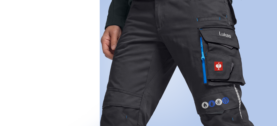 Schwarze Arbeitshose mit dem Schriftzug Lukas und mehreren Stickmotiven.