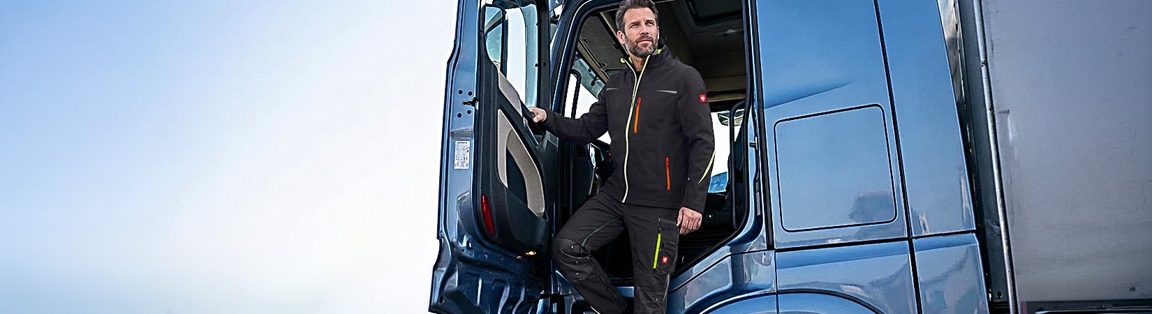 KI-generiert / modifiziert – Mann in schwarzer Arbeitskleidung steigt aus einem blauen Lkw.