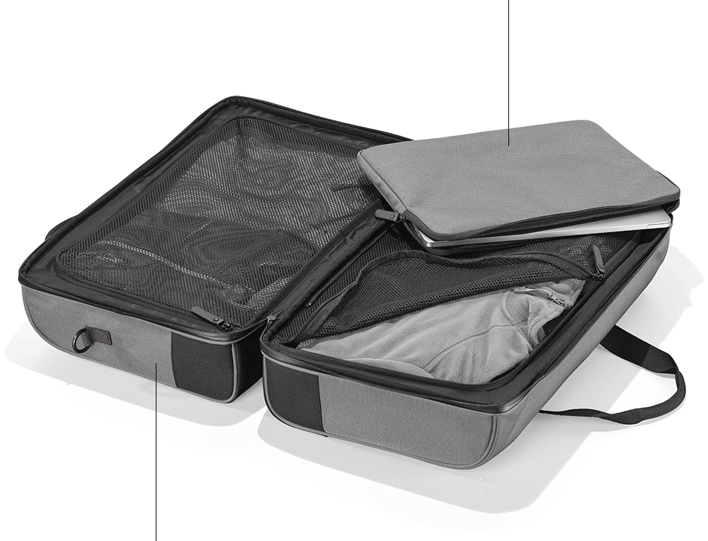 Sac week-end gris ouvert avec des détails en similicuir noir, comprenant deux compartiments avec des inserts en filet. Des vêtements pliés sont posés dans le compartiment de droite, tandis qu’une pochette pour ordinateur portable assortie, munie d’une sangle, est placée au-dessus du sac. Une poignée et des sangles de portage dorsal sont visibles sur le compartiment de gauche.