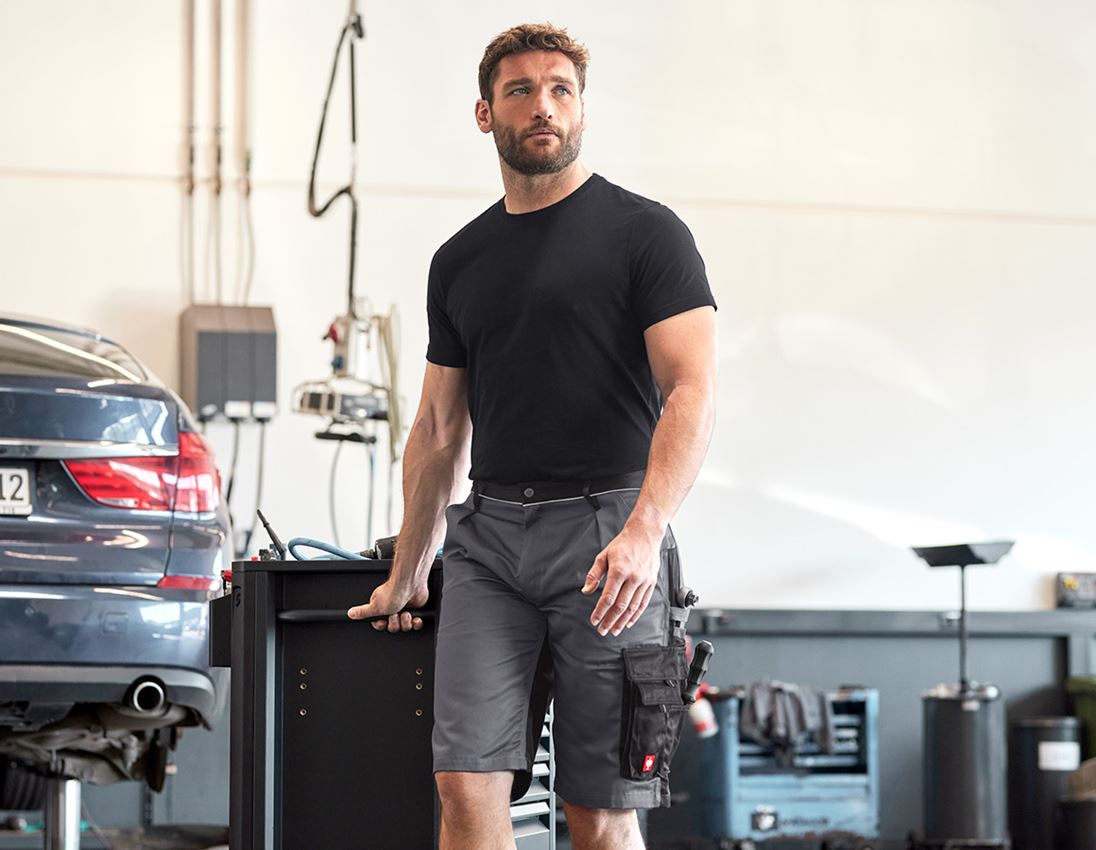 Themen: Short e.s.image + grau/schwarz 2
