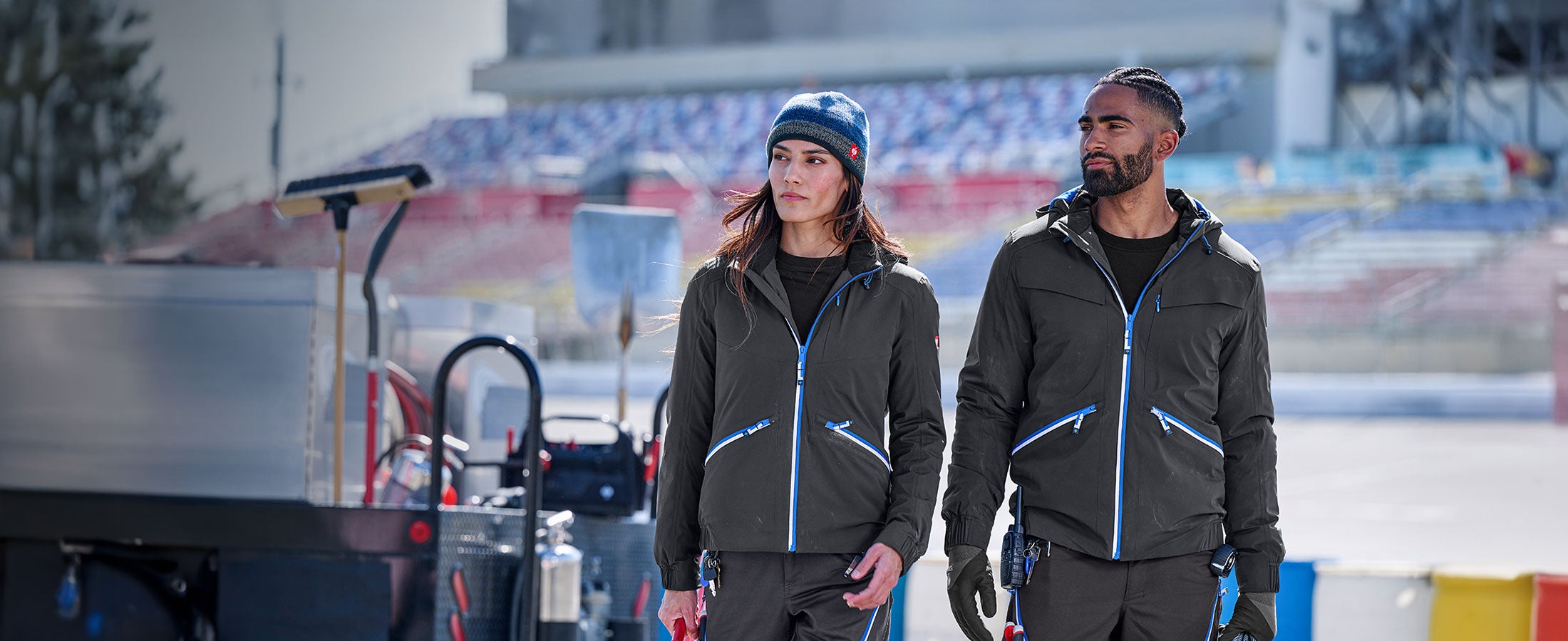 Mann und Frau tragen Winterjacken der Kollektion e.s.ambition