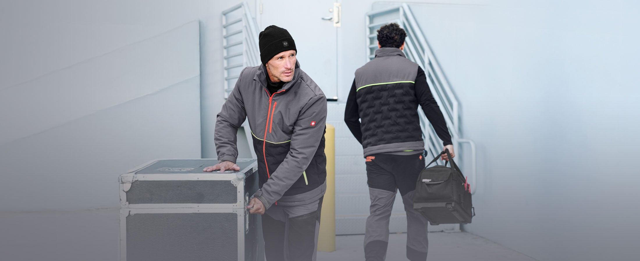 Zwei Männer arbeiten draußen. Einer in der e.s. Padded-Jacke und einer in der e.s. Padded-Weste.
