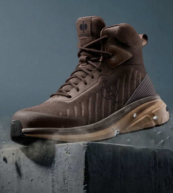 Brauner hoher Schuh auf einem Betonblock.