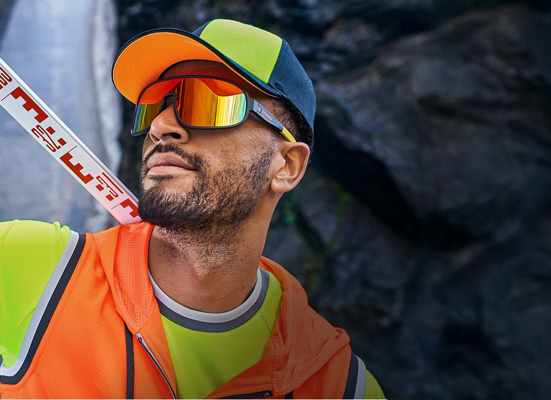 Mann mit Race Sonnenbrille e.s.ambition in schwarz/warngelb
