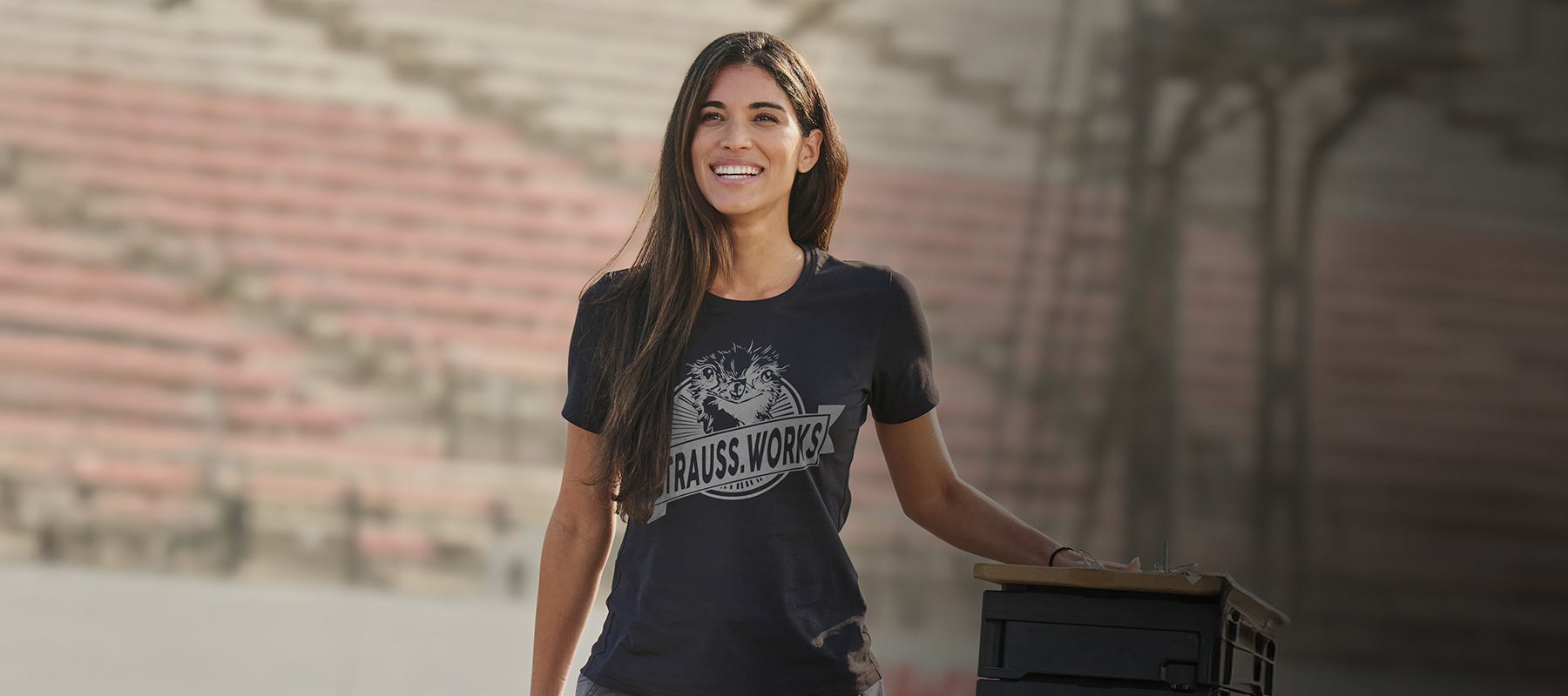 Frau trägt ein T-Shirt mit Strauss Print in schwarz