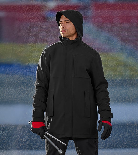 Homme avec les nouveaux vêtements e:pic
