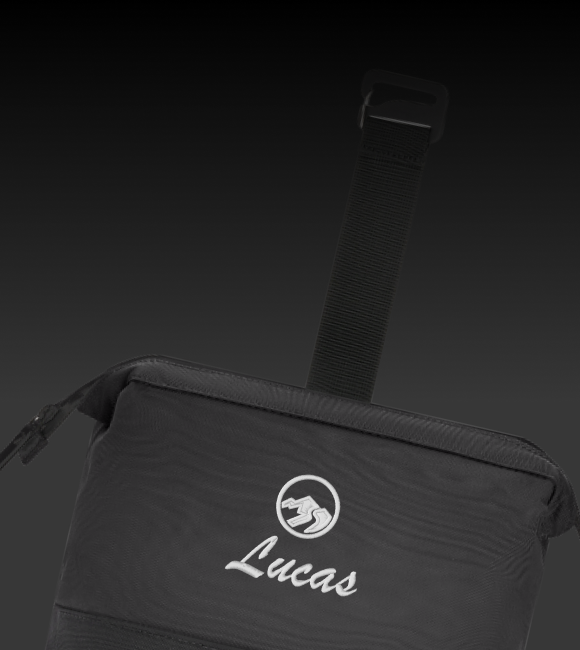 Graue Washbag mit Stickmotiv auf grauem Hintergrund