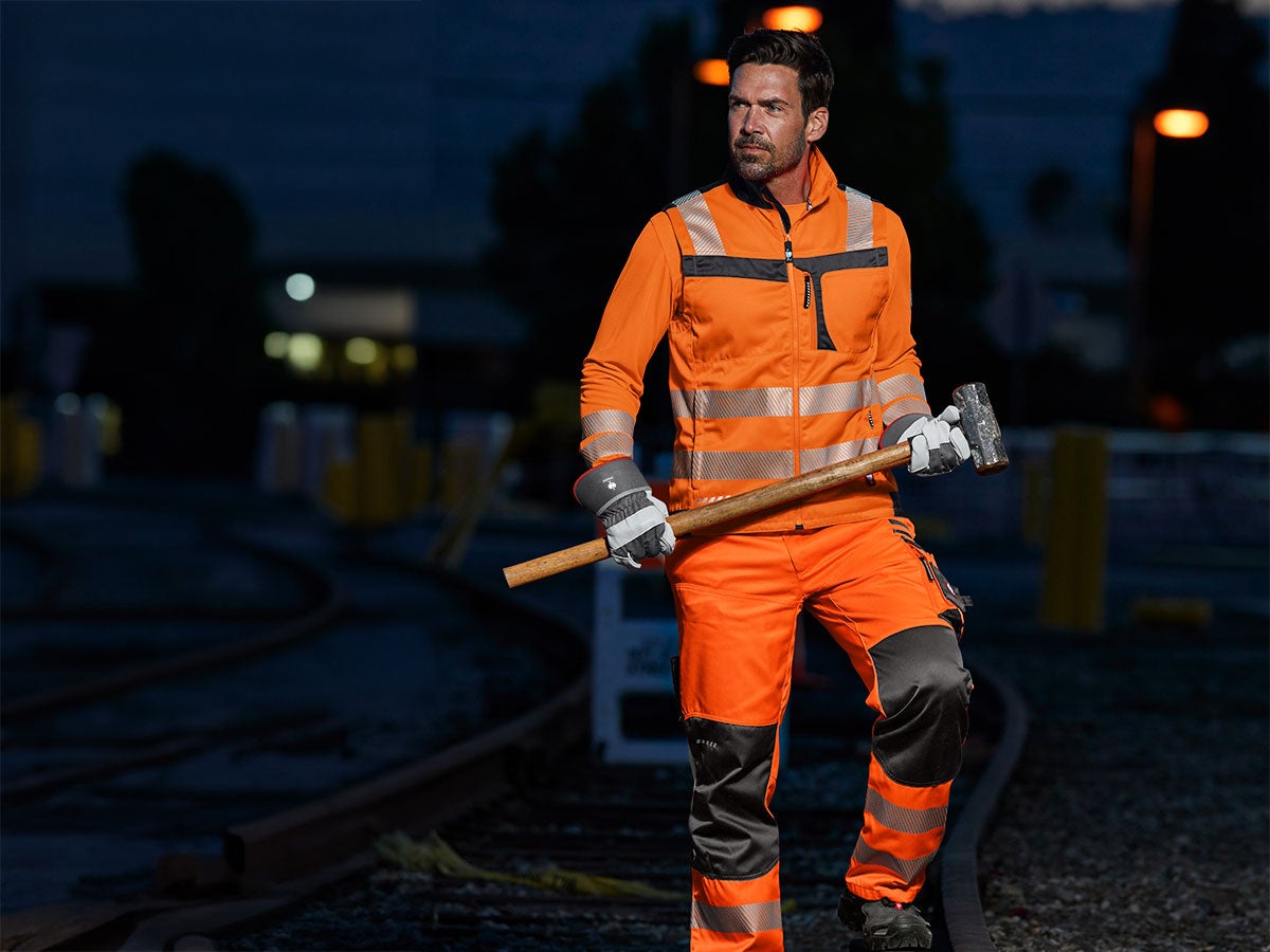 Mann trägt Warnschutzkleidung in der Farbe orange