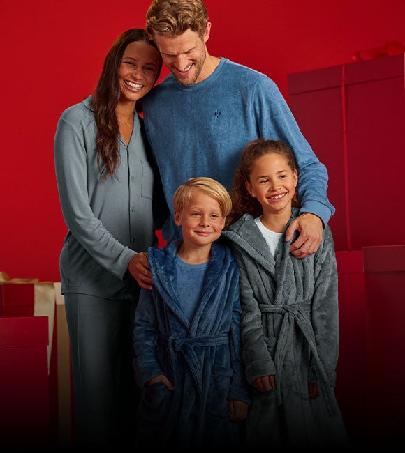 Familie in der neuen Strauss Weihnachts-Kollektion